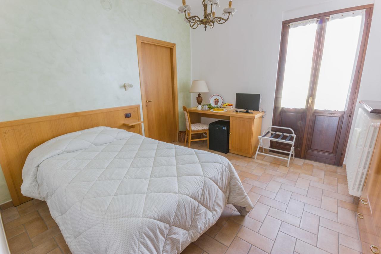 Ristorante Buasca Hotell Cuorgnè Exteriör bild