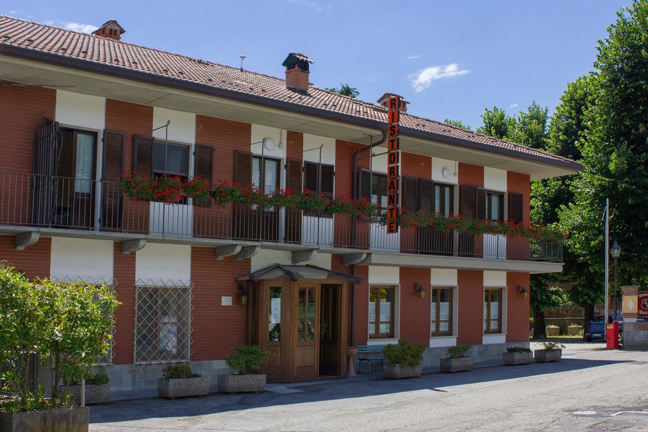 Ristorante Buasca Hotell Cuorgnè Exteriör bild